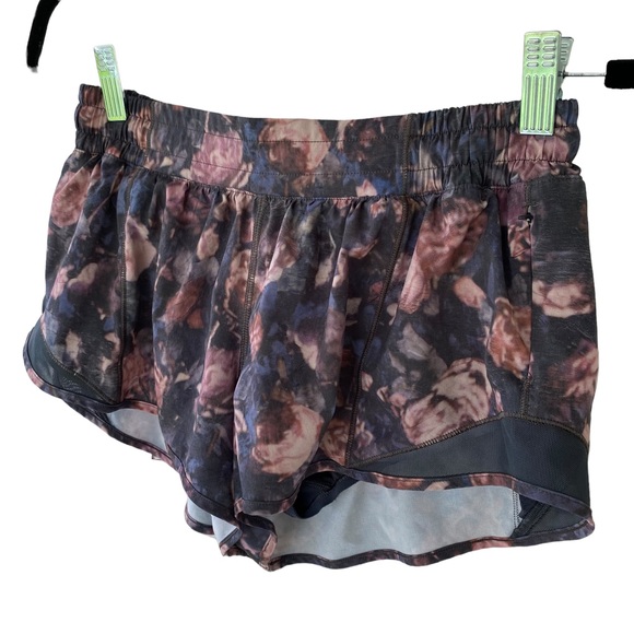 Lululemon Hotty Hot Short II *2.5"- Frosted Rose Multi / Melanite - Picture 4 of 8